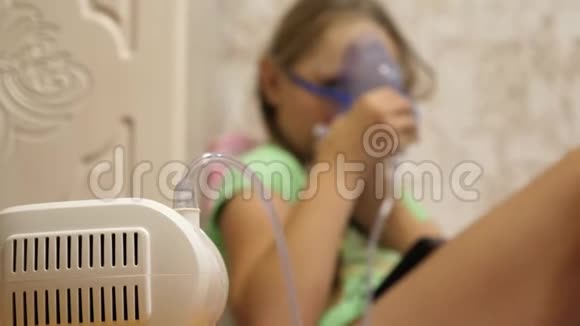 小女孩在医院里用吸入面罩治疗有药片的孩子生病了通过一个视频的预览图