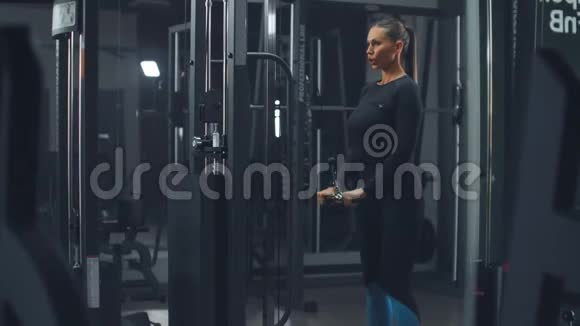 在健身房锻炼身体让身体健康美丽视频的预览图