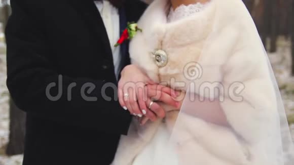 新郎新娘牵着手拥抱视频的预览图