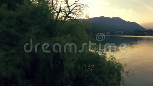 日落湖鸟瞰视频的预览图