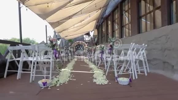 河边的婚礼装饰漂亮的现代婚礼装饰视频的预览图