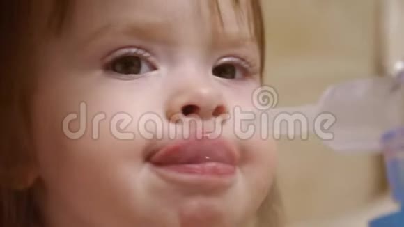 孩子生病了通过吸入器呼吸特写镜头小女孩用吸入面罩在脸上治疗视频的预览图