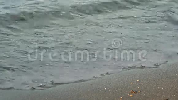 女人的腿在金色的沙滩上行走4K视频的预览图