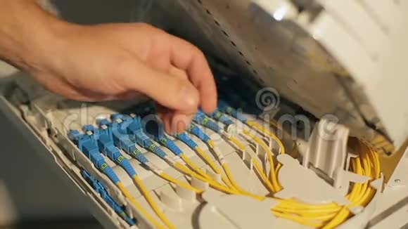 服务器机房的网络工程师视频的预览图