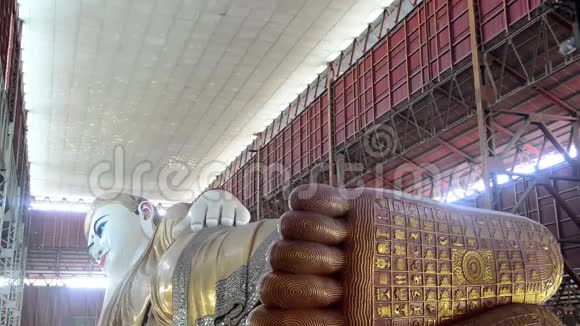 缅甸仰光2015年11月15日沙赫塔特吉寺有崇拜者在巨大的倾斜佛其中最大的一个视频的预览图