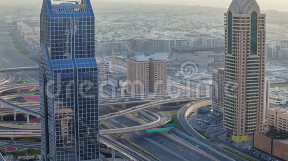 谢赫扎耶德高速公路繁忙交叉口的交通视频的预览图