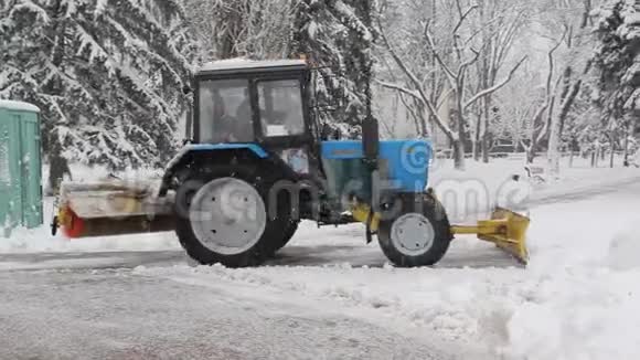 拖拉机在公园里清扫积雪视频的预览图