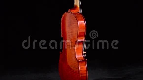 黑色背景下小提琴或中提琴的身体细节视频的预览图