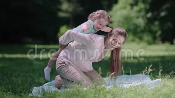 家庭乐趣母亲和女儿在公园里嬉笑视频的预览图