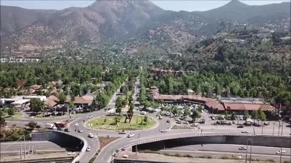 从空中俯瞰城市环形交叉路口和山脉视频的预览图