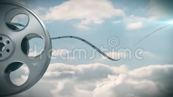 电影卷轴在天空背景下视频的预览图