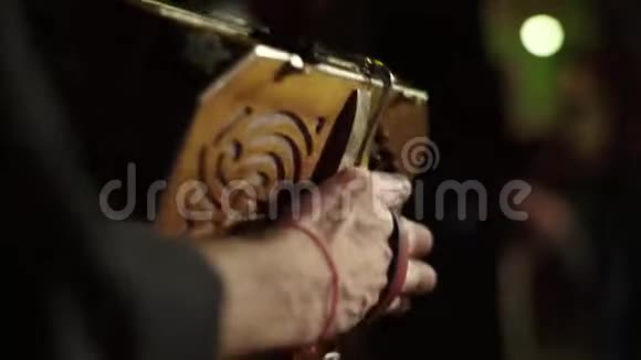 音乐家在酒吧里演奏手风琴基辅乌克兰视频的预览图