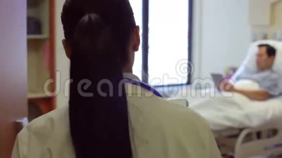 女医生在医院病房与男性病人谈话视频的预览图