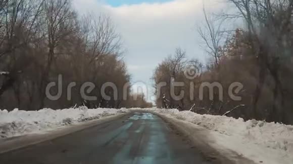 汽车在冬天的道路上雪的生活方式恶劣天气下危险的汽车交通恶劣天气下的道路视频的预览图