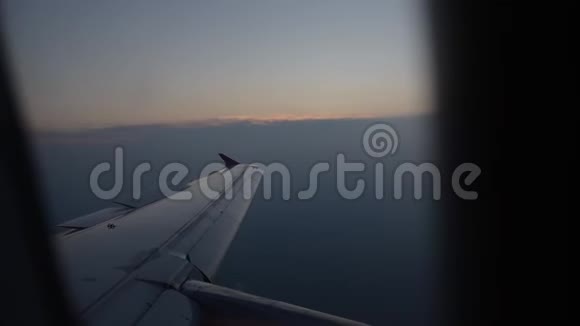 通过飞机窗口飞行飞机机翼的视图视频的预览图