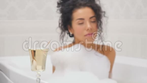 洗澡的漂亮女士视频的预览图