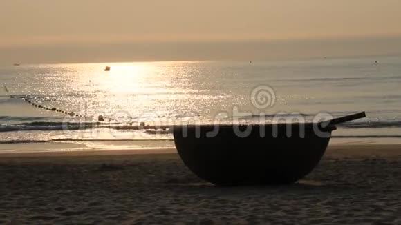 海浪在沙滩上冲浪的场景视频的预览图