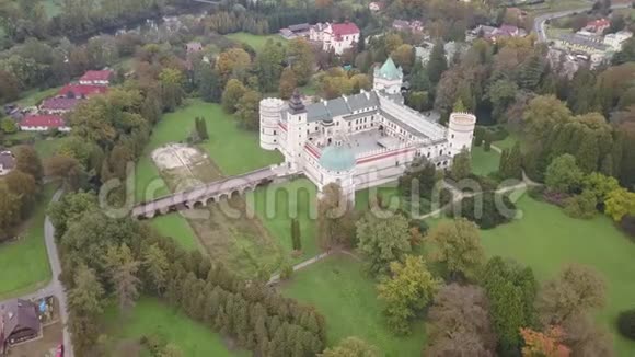 鸟瞰波兰Krasiczyn的Krasicki宫视频的预览图