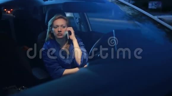 晚上女孩坐在车里打电话视频的预览图