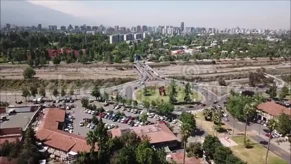 从空中俯瞰城市环形交叉路口和山脉视频的预览图