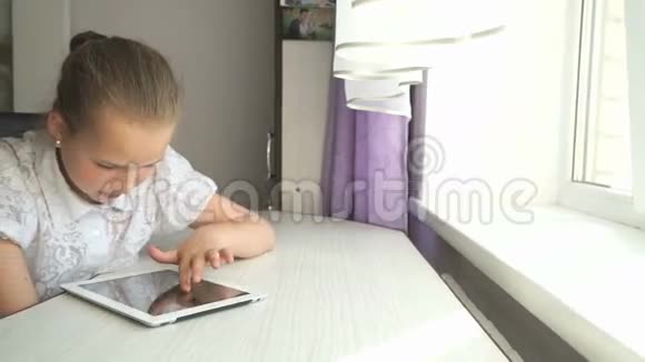 可爱的小女孩用数码平板电脑视频的预览图