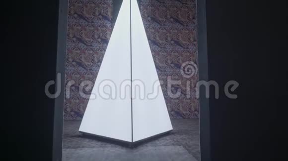 现代装置空房间里的白色三角形堆叠三角形摘要背景抽象光视频的预览图