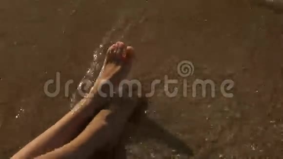 在海边的女人脚视频的预览图