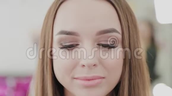 在美容院化妆后女孩的美丽肖像视频的预览图