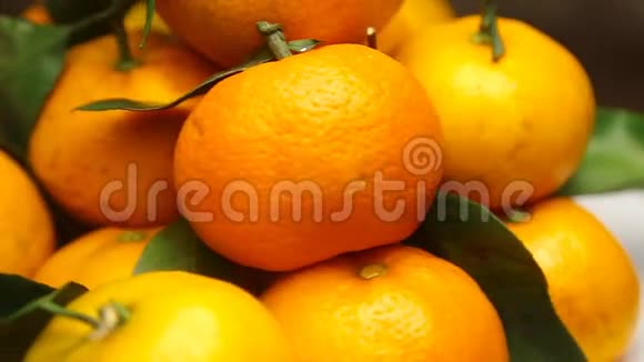 旋转新鲜橘子视频的预览图