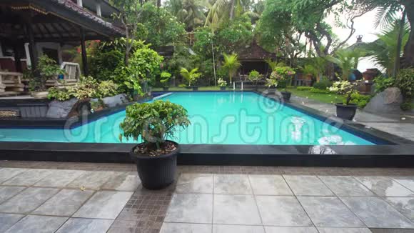 酒店内的室外游泳池视频的预览图