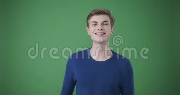 绿色背景下的快乐男人视频的预览图