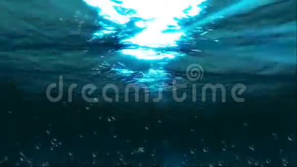水下气泡太阳光束股票镜头视频的预览图