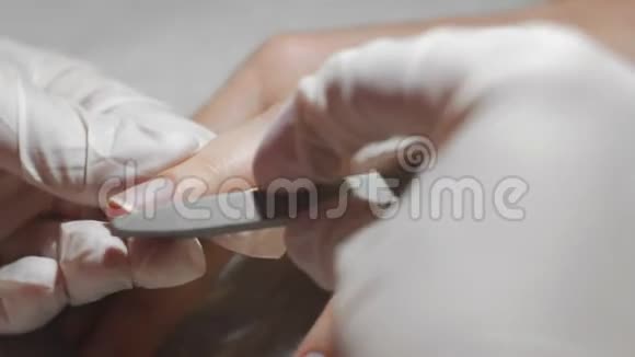 女人正在修指甲准备清漆涂层视频的预览图