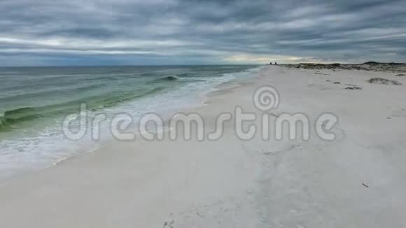 在佛罗里达州彭萨科拉海滩上空飞行海湾群岛国家海岸视频的预览图