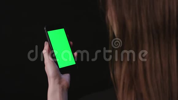 女人拿着手机绿色屏幕轻敲视频的预览图