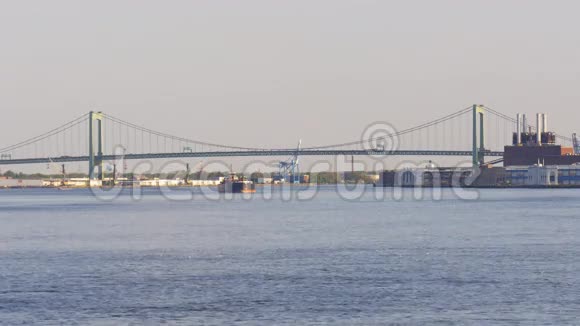 夏季日落费城河集装箱船桥全景4k美国视频的预览图