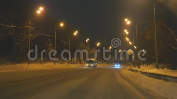 汽车在夜间的冬季道路上行驶视频的预览图
