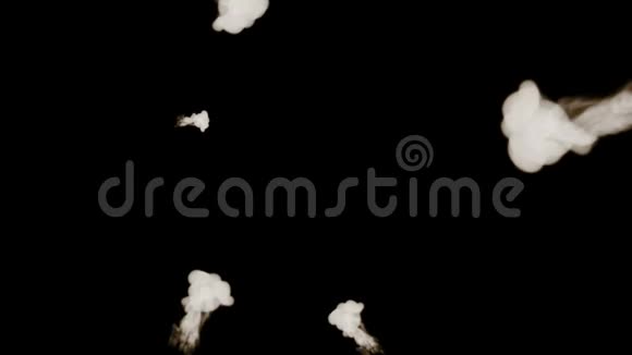 三维渲染构图与烟雾流隔离在黑色背景上的视觉效果许多混沌流视频的预览图