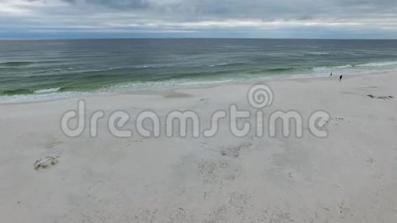 在佛罗里达州彭萨科拉海滩上空飞行海湾群岛国家海岸视频的预览图