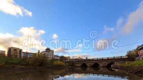 背景桥上日落时的云时间流逝视频的预览图