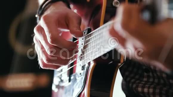 音乐家弹吉他双手合拢视频的预览图