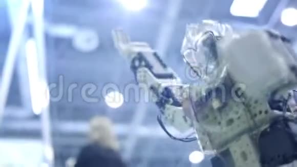 新机器人安卓在节目中跳舞显示了人类的运动现代世界的新技术视频的预览图