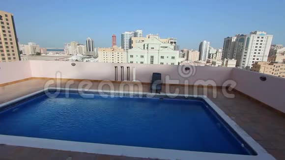 巴林公寓屋顶游泳池视频的预览图
