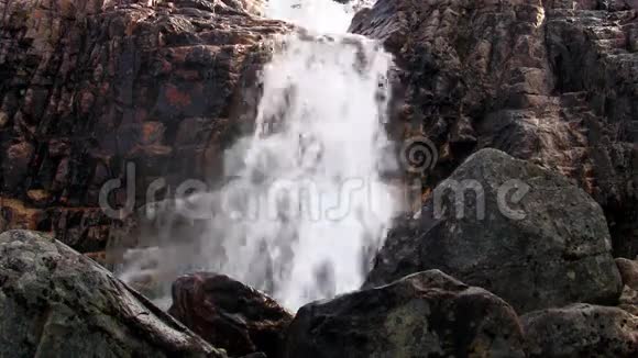 山中的瀑布视频的预览图
