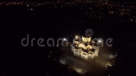 晚上在Chersonesos的圣弗拉基米尔大教堂的空中录像视频的预览图