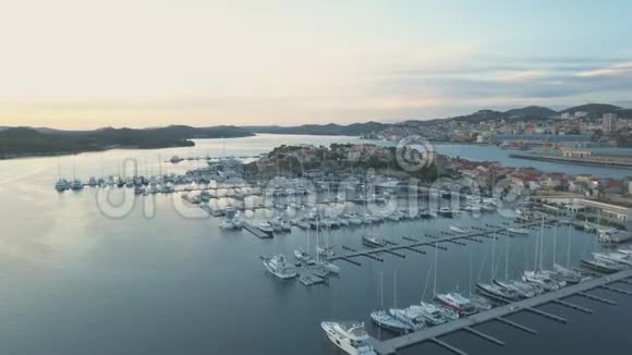 克罗地亚游艇俱乐部和码头的鸟瞰图视频的预览图