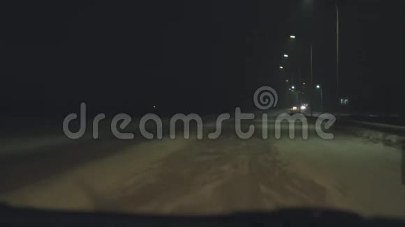 汽车在夜间冬季道路上行驶视频的预览图