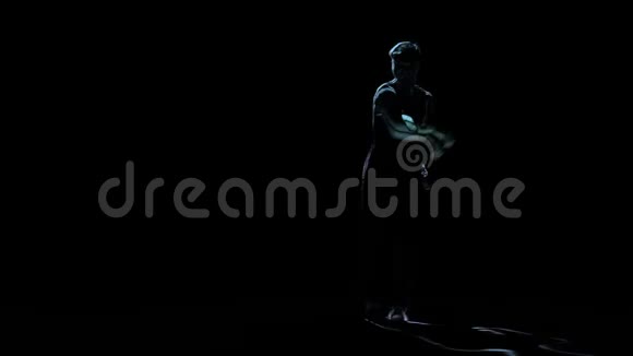 breddancer在黑色背景下表演霓虹灯轮廓的计算机处理视频的预览图