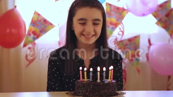 小女孩在生日蛋糕上吹蜡烛视频的预览图