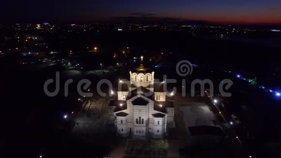 晚上在Chersonesos的圣弗拉基米尔大教堂的空中录像视频的预览图